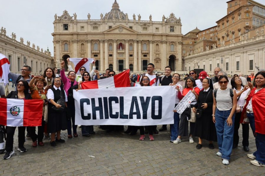 Vaticano: Peruanos em festa na Praça de São Pedro com o Papa de Chiclayo