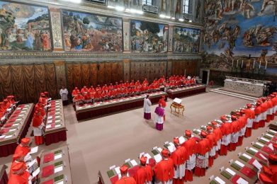 Conclave 2025: Cardeais na Capela Sistina para iniciar eleição