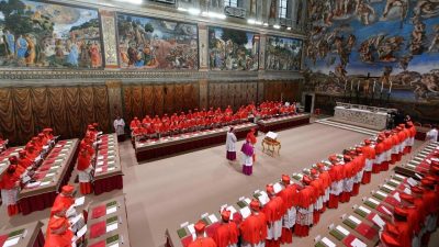 Conclave 2025: Cardeais na Capela Sistina para iniciar eleição