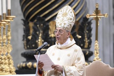 Vaticano: Cardeal Dominique Mamberti vai anunciar nome do futuro Papa