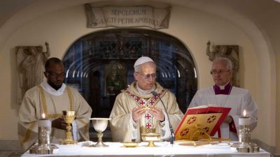 Vaticano: Papa celebrou Missa e visitou túmulos de Pio XII e Bento XVI, nas grutas do Vaticano (c/fotos e vídeo)