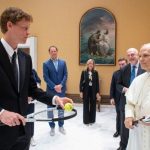 Vaticano: Papa recebeu tenista italiano Jannik Sinner (c/vídeo)