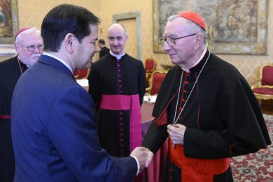 Ucrânia: Secretário de Estado norte-americano admite conversações de paz no Vaticano