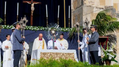 Corpo de Deus: Patriarca de Lisboa apela ao desarmamento e compromisso com os pobres