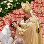 Igreja: Papa afirma que o mundo precisa de «pastores que não ofereçam apenas palavras ou programas», em mensagem aos sacerdotes