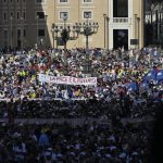 Vaticano: Papa faz convite à «sinodalidade», perante Praça de São pedro com milhares de peregrinos para a Vigília de Pentecostes