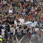 Vaticano: «Se não nos movermos mais como predadores, mas como peregrinos», a «paz voltará», afirma Papa, na Vigília de Pentecostes