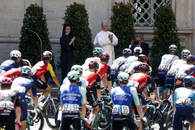Vaticano: Volta à Itália em bicicleta foi ao encontro do Papa, em etapa de consagração (c/vídeo)