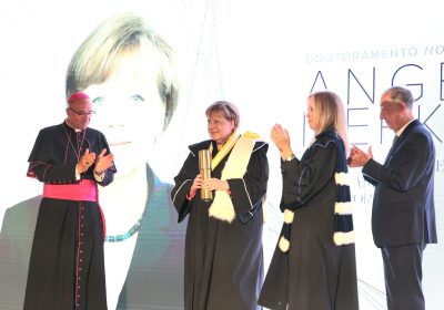 Lisboa: Universidade Católica Portuguesa homenageia Angela Merkel, valorizando «defesa do humanismo europeu» e «liderança fundada em valores, livre e sem medo»