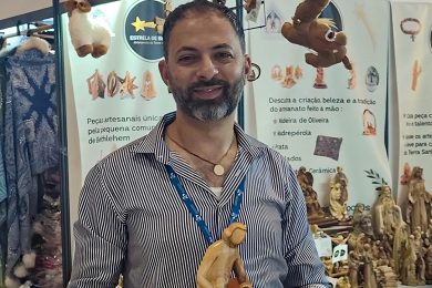 Fundação AIS: Cristão da Terra Santa está em Lisboa a vender peças de artesanato