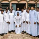Nigéria: Um segurança morto e três seminaristas raptados em ataque a seminário