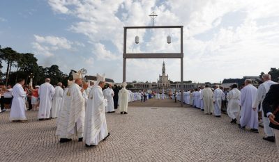Fátima: Migrantes e refugiados são mensageiros de esperança «num mundo obscurecido por guerras e injustiças»