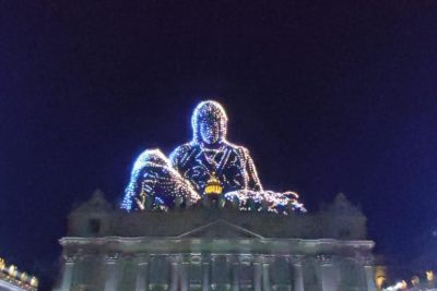 Vaticano: Música e espetáculo de drones iluminaram a Praça São Pedro