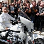 Vaticano: Papa recebe presente de «motards» alemães para ajudar crianças em Madagáscar