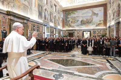 Vaticano: Papa pede fim do «negócio» da guerra, em defesa de «economia que não mata»