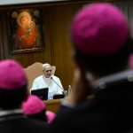 Vaticano: Papa pede atenção a vítimas da guerra e da pobreza, em encontro com novos bispos