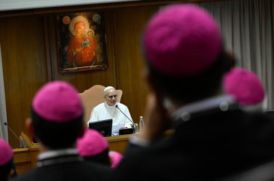 Vaticano: Papa pede atenção a vítimas da guerra e da pobreza, em encontro com novos bispos