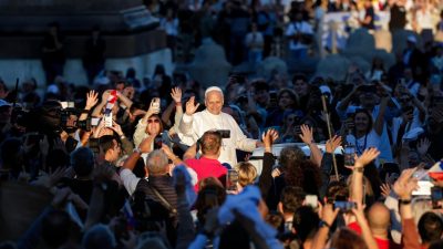 Vaticano: Papa pede «coragem do desarmamento» aos líderes políticos e elogia quem trabalha por «um futuro de paz»