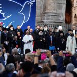 Igreja/Sociedade: «A guerra nunca é santa», diz o Papa, em encontro com líderes religiosos