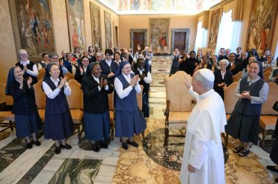 Vaticano: Papa convida Paulinas a «olhar para cima» e a «mergulhar nas situações», escutando a «humanidade de hoje»