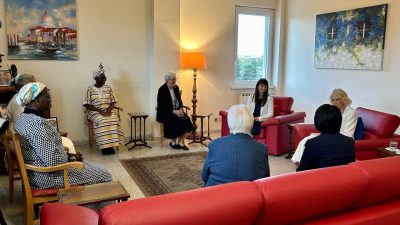Igreja: Rainha Camila encontra-se com seis religiosas que servem os mais vulneráveis, «encarnando a esperança e a solidariedade»