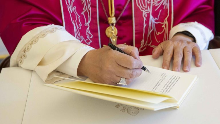 «Dilexi Te»: Primeira exortação de Leão XIV assume legado social de Francisco