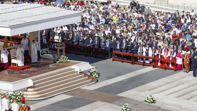 Vaticano: Papa desafia escolas e universidades a ser «laboratórios de profecia»