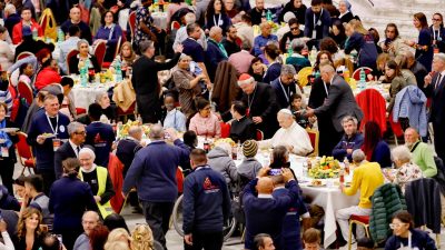 Vaticano: Papa pede compromisso contra pobreza e denuncia «globalização da impotência»
