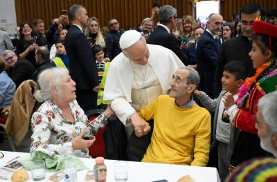 Vaticano: Papa almoçou com 1300 pessoas, no Dia Mundial dos Pobres