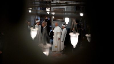 Turquia: Papa Leão XIV visitou Mesquita Azul, seguindo passos de Bento XVI e Francisco