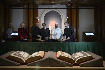 Roma: Papa visita exposição da Bíblia do século XV, na Biblioteca do Senado