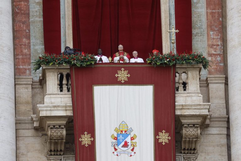 «Urbi et Orbi»: Papa evoca crise em Gaza e «povo ucraniano massacrado»
