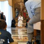 Vaticano: Papa pede aos jovens que façam as pazes com alguém antes do Natal, um presente «mais precioso» que os das lojas
