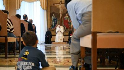 Vaticano: Papa pede aos jovens que façam as pazes com alguém antes do Natal, um presente «mais precioso» que os das lojas