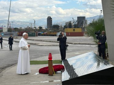 Líbano: Papa rezou em silêncio no Porto de Beirute