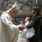 Vaticano: Papa defende Batismo de crianças, comparando fé ao «alimento» e à «roupa», essenciais para viver