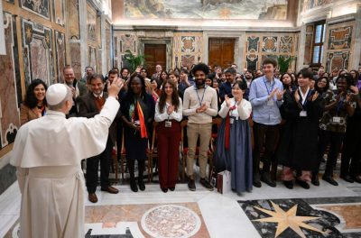 Vaticano: «Não haverá paz sem pôr fim à guerra que a humanidade faz a si mesma quando descarta os fracos», afirma Papa