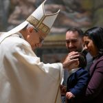 Vaticano: Papa defende Batismo de crianças, comparando fé ao «alimento» e à «roupa», essenciais para viver