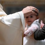 Vaticano: Papa defende Batismo de crianças, comparando fé ao «alimento» e à «roupa», essenciais para viver