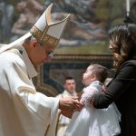 Vaticano: Papa defende Batismo de crianças, comparando fé ao «alimento» e à «roupa», essenciais para viver