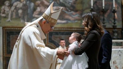 Vaticano: Papa defende Batismo de crianças, comparando fé ao «alimento» e à «roupa», essenciais para viver
