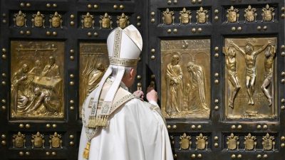Jubileu: Papa Leão XIV encerra Porta Santa e questiona se a Igreja oferece «acolhimento» ou apenas «monumentos»
