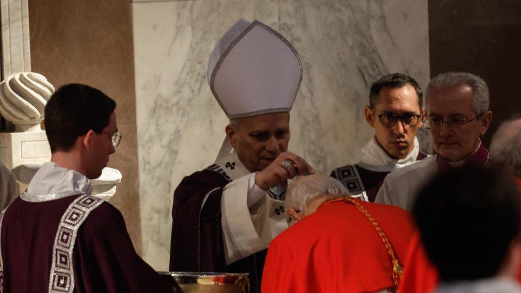 Vaticano: Papa associa celebração de Cinzas a «mundo em chamas», evocando vítimas da violência