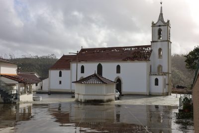 Leiria-Fátima: Igreja de Urqueira ficou destelhada, mas «pedras vivas, agora, tratam das pedras que caíram»