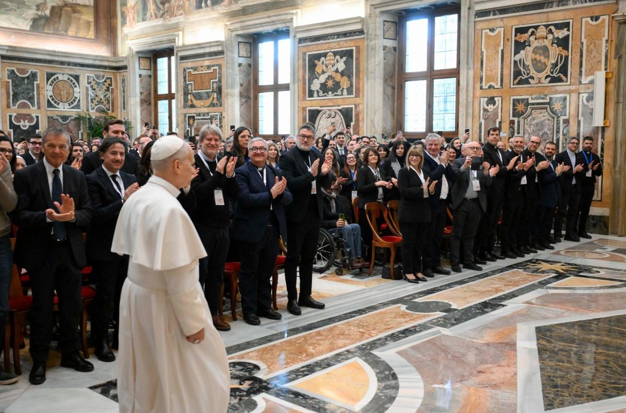 Vaticano: Papa defende que «nenhum jovem pode ser deixado no banco», mas «deve ser apoiado na realização dos seus sonhos»