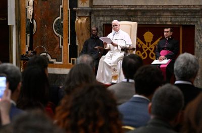 Vaticano: Papa defende que «nenhum jovem pode ser deixado no banco», mas «deve ser apoiado na realização dos seus sonhos»