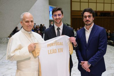 Vaticano: Federação Académica do Desporto Universitário de Portugal entregou uma camisola ao Papa Leão XIV