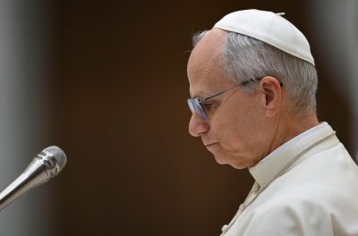 Vaticano: Papa recebeu vítima irlandesa de abusos e espera que outros sobreviventes «se manifestem»