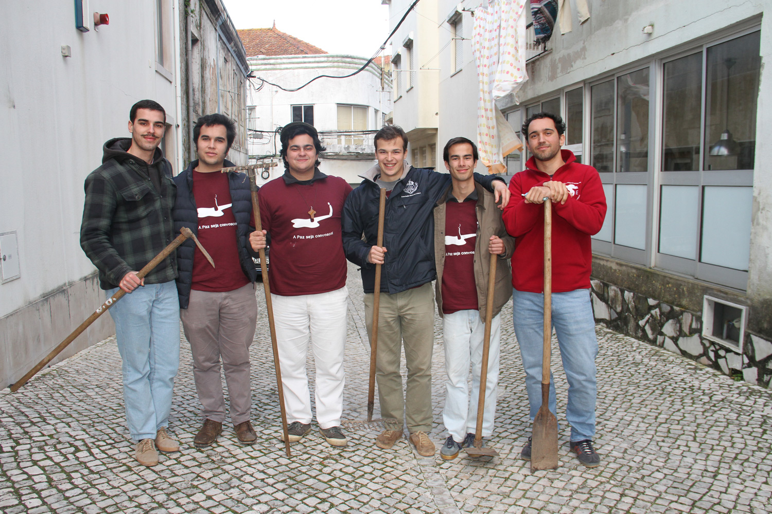 Missão País: Universitários levaram «lufada de ar fresco» a Valado dos Frades, após tempestades, e ajudaram na remoção de muro