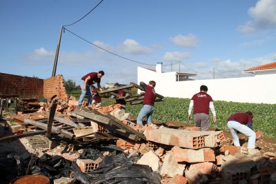 Missão País: Universitários levaram «lufada de ar fresco» a Valado dos Frades, após tempestades, e ajudaram na remoção de muro